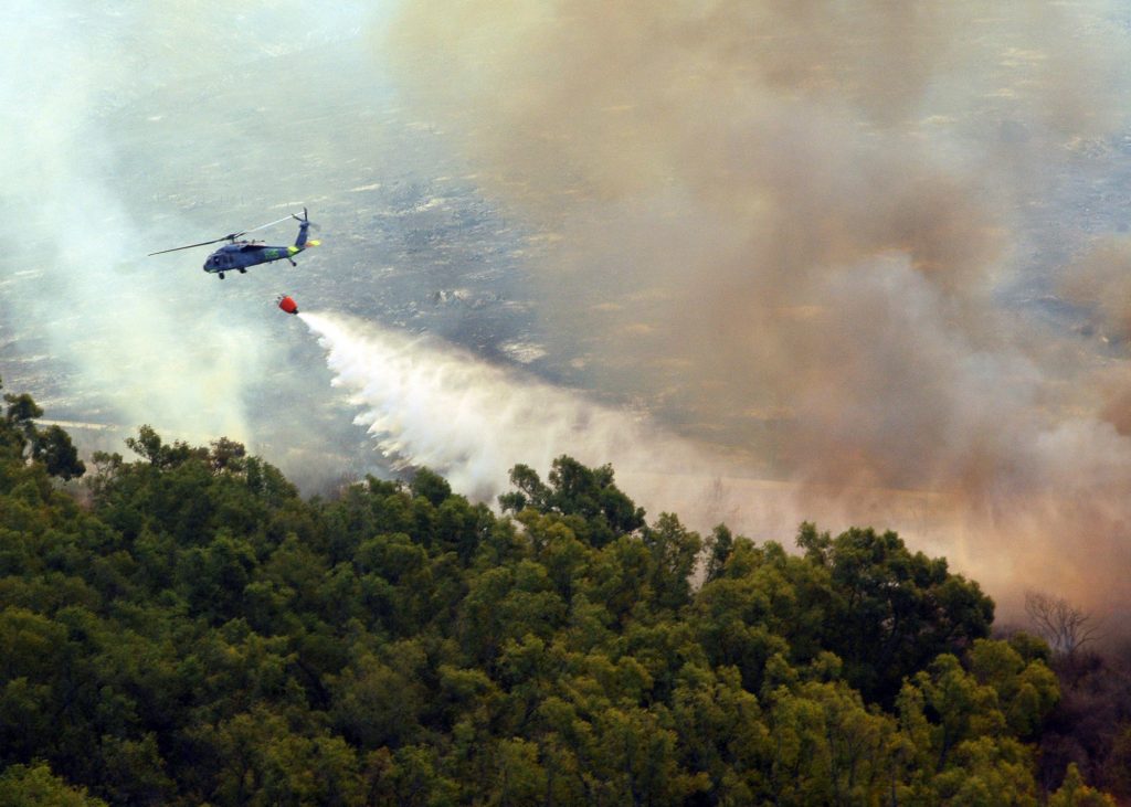 Helikopter MH-60S odlaže vodu na šumski požar. Fotografija: Wikipedia